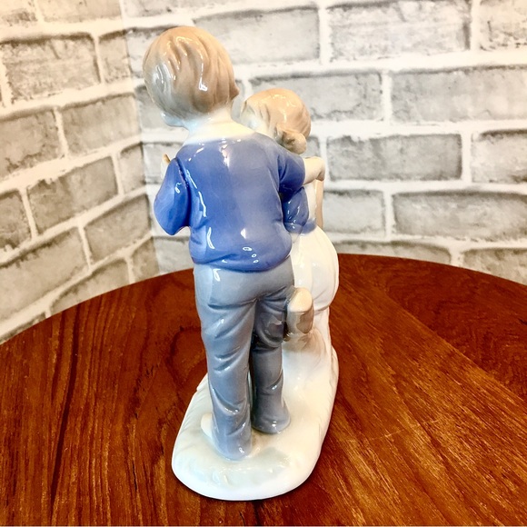 Ceramic Children at Story Time - Picture 9 of 10